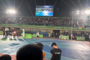 后空翻半场投篮，这个确实能吃互联网的饭