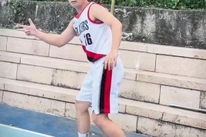 模仿帝陈海泳模仿杨瀚森今日爆炸表现：今天要怎么吹？