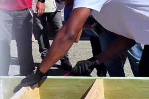 保罗这是体验了一把进厂打螺丝的感觉