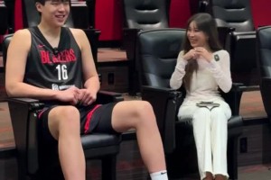 周玲安晒vlog专访杨瀚森训练 小杨在姐姐面前有点害羞