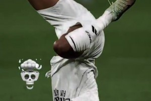 看着都痛！姆巴佩连过数人后被范迪克一肘放倒