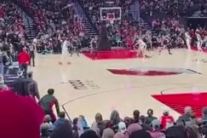 如今拥有杨瀚森！开拓者老板靠着在美国卖“假中餐”年入200亿