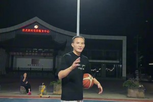 两名场边小球迷得到杨瀚森的回应后，笑得非常开心！