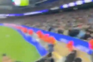 攻陷！利物浦球迷此前放声高歌，要求曼城交出英超冠军