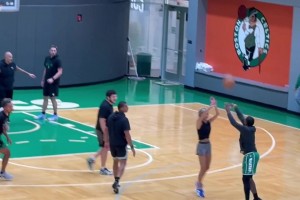 美女记者太吸引眼球了！凯尔特人球员和自家媒体来了一场PK