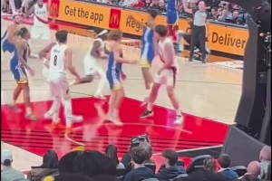 基本功！第四节杨瀚森体力严重下降，防守移动缓慢，但依旧没失位