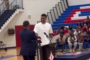 小贾高中球衣退役 火箭全队到场支持