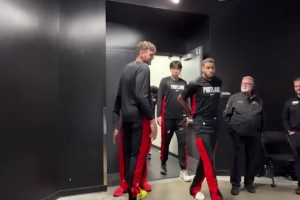 开拓者这赛前动员有流程的~杨瀚森与克林根击掌碰肩，众人围一圈