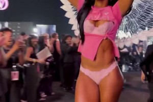 这是要改行当模特？安吉尔-里斯参加维秘内衣秀 这造型如何？