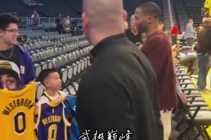 威少重返湖人主场为球迷签名，这是不愿意签湖人球衣吗？