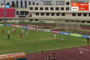 两年前拜仁球员赛后围在一起看多特比赛结果，随后庆祝冠军