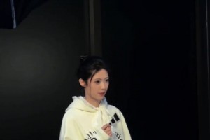 台上台下都是亮点啊！卓识参加上海时装秀活动 走到哪都是风景线