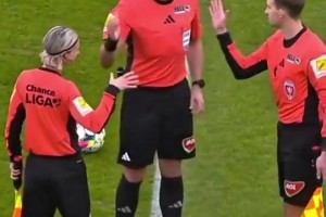 AI！？一女裁判和两名男裁判嘴唇接触，有点劲爆啊