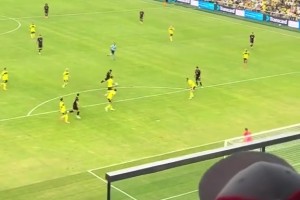 接化发！现场实拍梅西这球进得是真潇洒流畅