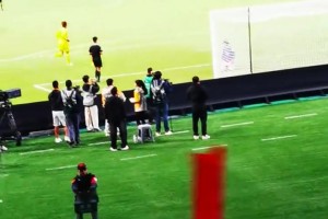 太燃了！现场实拍：苏超南通队罚进制胜点球，全场陷入沸腾