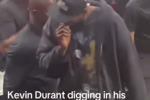 这味儿挺足！杜兰特抠完鼻子后给球迷一个大力击掌