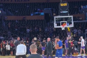 一旁斯呆芬都看呆了艾顿赛前热身 竟然用端尿盆投半场三分…