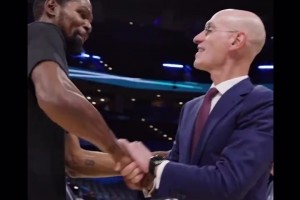 人情世故这块杜兰特赛前与肖华拥抱握手寒暄~