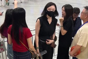球迷拍到胡明轩妈妈现场观战儿子：这是妈妈？是姐姐吧！