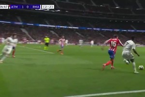 此前吕迪格向马竞球迷做斗牛士动作，马竞球迷回击矿泉水瓶