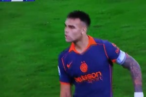 劳塔罗用意大利国粹手势疯狂嘲讽孔蒂，孔蒂在场边不甘示弱