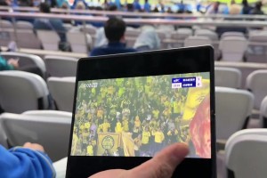 中超争冠！申花球迷拿ipad看蓉城比赛