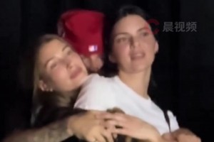 比伯和海莉以及肯豆抱在一起看演唱会！网友：以为是AI生成的~