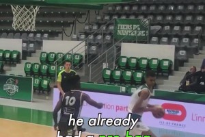 鹤立鸡群！看看15岁的文班是怎么打球的，真是瞎眼可见的天赋啊！