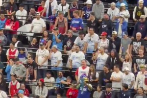 侮辱性极强！威少变向一步过掉拉拉维亚，还调戏看他一眼