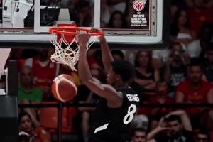 身体素质炸裂！探花埃奇库姆效力巴哈马男篮隔扣队友圆脸登