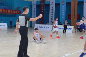 一个进攻犯规一个违体，这俩吹罚你怎么看？