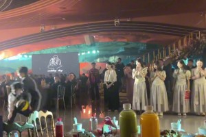 教练疑似拿战术板袭击女裁判，这是有意还是无意的啊？