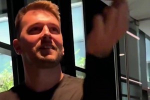 东契奇和八村桑比划一下指尖转球