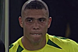 基本是最好的位置了吧？网红美女现场观战国家德比！吃的真好啊！