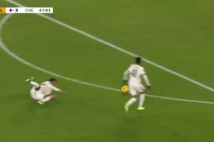 切尔西3-0领先！狼队后场出球失误！埃斯特旺挑射破门！