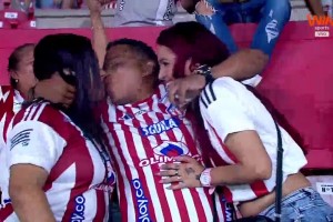 是钞能力吗？这位哥伦比亚男球迷是如何做到的？