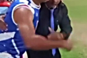 球员：教练我准备好请求出战，主裁判：不，你不想！