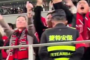 和球迷发生冲突！成都蓉城球员硬刚球迷：输球又怎么样啊！！