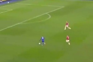 博主此前去看国足世预赛时感叹：世界就是一个巨大的曼联食堂！