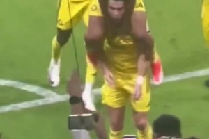 还好没事 队友想骑在C罗肩膀上庆祝，却不小心直接翻下去