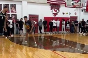 这臂展真逆天！文班微跳就抓帽球迷，随后还上演残暴隔扣