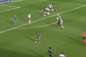 给哈宝干羞涩了！名场面：贝林强吻正在接受采访的哈兰德！