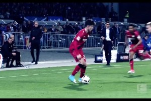 丝滑操作！曼联C罗连续颠球突破三人合围！