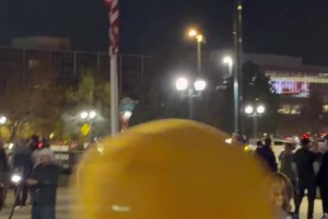 约基奇拿下超级大三双，掘金球迷赛后在马路上庆祝