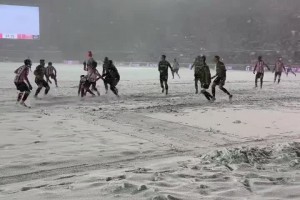 暴雪挡不住足球的热情！现场感受雪中倒钩破门夺得总冠军