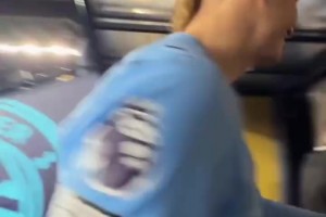 势头正盛！赛后直拍：曼城球员笑嘻嘻一起回更衣室！