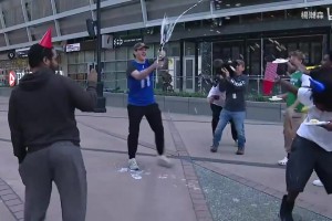 这就是摸头杀吗？湖人旧将霍顿塔克在欧洲上演摸头隔扣！