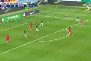 再下一城！玻利维亚后卫解围不及，曹圭成捅射破门