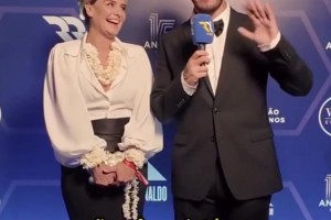 魅力十足的米兰妮依然是当年的足球恋人，这外星人儿子长得太像了