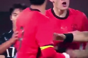 让你狂！韩国球员挑衅拜合拉木，王博豪撞翻对手为其出头